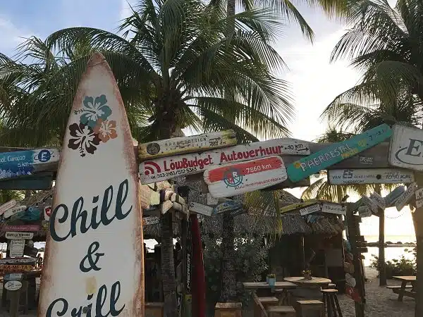 Lowbudget autoverhuur Curacao op het strand.